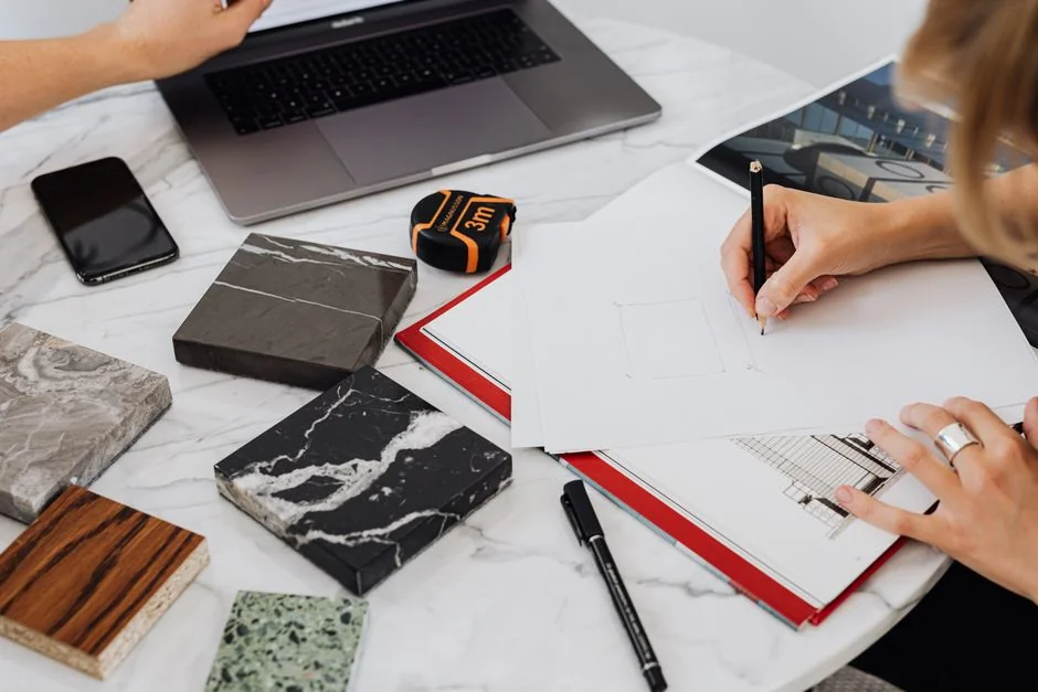 Vue de dessus d’un appareil photo et d’un ordinateur portable sur un bureau élégant avec des magazines.